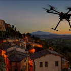 La silueta de un dron volando por una localidad europea.-