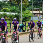 Los ciclistas del equipo burgalés en el pelotón de Gabón. BURGOS BH