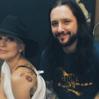 Lady Gaga muestra su tatuaje en compañía de su tatuador, David Allen.-