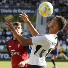 Marcelo Santos controla el balón con el pecho en el encuentro ante Osasuna B.-SANTI OTERO