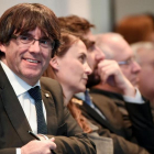 Puigdemont, acompañado de los cuatro exconsellers que están con él en Bruselas, en el acto con los alcaldes.-/ PERIODICO (AFP / JOHN THYS)