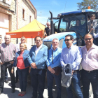 La diputada nacional de Ciudadanos, María Ángeles Rosado (dentro del tractor), ayer, en Tardajos.-ECB