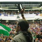 Pablo Iglesias saluda a los simpatizantes en el mitin de Sevilla.-AFP