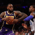 LeBron James fue el mejor del duelo con 29 puntos, 5 rebotes y 6 asistencias.-GETTY IMAGES