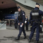 Agentes de la policía patrullan ante el Palacio de Congresos de París, donde se celebro el sorteo para la final del Campeonato de Europa de fútbol.-FRANCK FIFE / FRANCK FIFE