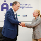 El presidente de FAE, Miguel Ángel Benavente, con la directora de la Fundación Michelin, Mónica Rius. TOMÁS ALONSO