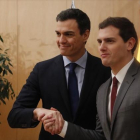 Los líderes del PSOE y de Ciudadanos, Pedro Sánchez y Albert Rivera, en una reciente reunión en el Congreso.-AGUSTÍN CATALAN
