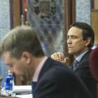 El secretario general Luis Alfonso Manero, en segundo plano, en un momento del Pleno celebrado ayer.-ISRAEL L. MURILLO