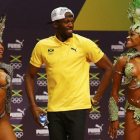 Usain Bolt baila samba con unas bailarinas, en la rueda de prensa que dio en Rio este lunes.-REUTERS / NACHO DOCE