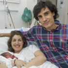 Félix y Alicia con su bebé, Félix, el primero en nacer el 29 de febrero de 2016.-ISRAEL L. MURILLO