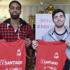 January y Acosta posan con la camiseta del Grupo De Santiago en el Hotel Centro, ayer.-RAÚL OCHOA