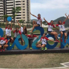 El equipo femenino de hockey hierba femenino posa en la Villa Olímpica.-TWITTER
