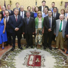 Foto de familia de los 25 diputados provinciales que configuran la actual corporación provincial que presidirá, nuevamente, el popular César Rico (centro de la imagen).-R. O.