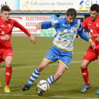 Pau controla el balón entre dos rivales, ayer.-ALBERTO CALVO