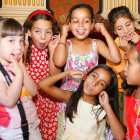 Imagen de archivo de un grupo de niñas burgalesas y saharauis compartiendo juego durante uno de los actos de bienvenida que cada verano se lleva a cabo en el salón de Plenos del Ayuntamiento. ECB