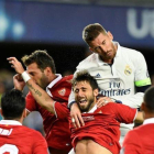 Sergio Ramos se alza por encima de Nicolas Pareja, en el encuentro entre el Real Madrid y el Sevilla de la Supercopa de Europa.-JONATHAN NACKSTRAND / AFP