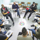 Siete de los once presos que participan en el Programa Reconexión junto a Virginia Domingo (responsable del programa) y Andrea Solís(criminóloga) en una de las sesiones semanales.-ISRAEL L. MURILLO