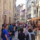 Un grupo de personas en la calle San Lorenzo.-ISRAEL L. MURILLO