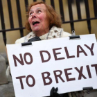 Una manifestante partidaria del brexit sostiene una pancarta ante el Parlamento británico, en Londres.-DYLAN MARTINEZ (REUTERS)
