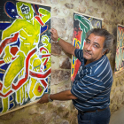 El pintor Javier Fito con una de sus obras. TOMÁS ALONSO
