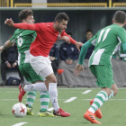 El jugador del Real Burgos Javi pugna por un esférico con dos jugadores de la Cebrereña-Santi Otero