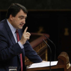 El portavoz del PNV en el Congreso, Aitor Esteban, ha advertido a Rajoy que vascos y catalanes son imprescindibles para cambiar la Constitución.-AGUSTÍN CATALÁN