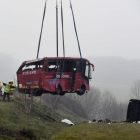 Tareas de rescate en el accidente de un autocar en Francia.-AFP / PHILIPPE DESMAZES
