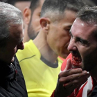 Godín le muestra al doctor del Atlético su boca donde le faltan los tres dientes que acaba de perder en un encontronazo con el meta valencianista Neto.-AFP