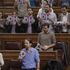 Diputados de Podemos muestran carteles a favor de los derechos humanos al inicio del pleno del Congreso.-JOSÉ LUIS ROCA