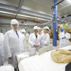 Mariano Rajoy junto a la ministra de Empleo y Seguridad Social, Fátima Báñez, durante su visita a la fábrica de Navidul (Campofrío) en Burgos.-ISRAEL L. MURILLO