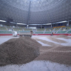 Trabajos de colocación de la arena en el Coliseum.-ISRAEL L. MURILLO