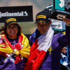 Cristina Gutiérrez posa con el trofeo conseguido en Cerdeña junto a Sebastian Loeb. TWITTER / @TEAMX44