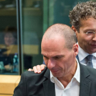 El ministro de Finanzas griego, Yanis Varoufakis, y el presidente del Eurogrupo, Jeroen Dijsselbloem.-Foto: AP / GEERT VANDEN WIJNGAERT