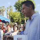 Campaña de Xavier Garcia Albiol, en un mercado de fruta de Mataró este sábado.-JOAN PUIG
