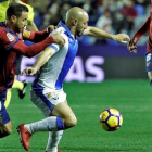 El delantero del CD Leganes Nordin Amrabat intenta llevarse el balon ante los jugadores del Levante UD-MANUEL BRUQUE