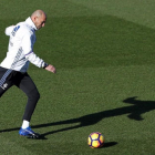 Zinedine Zidane, durante el entrenamiento de este sábado en la ciudad deportiva de Valdebebas.-EFE