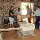 Baudilio Fernández-Mardomingo en el casetón de las salinas de Poza.-G.G.