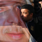 Un simpatizante de Erdogan besa una foto con la imagen del mandatario turco, en Estambul.-OZAN KOSE (AFP)