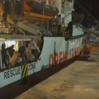 El barco ’Open Arms’ llega a Lampedusa con 83 migrantes a bordo poco antes de la medianoche de este miércoles.-VIDEOTAPE