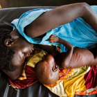 Una mujer intenta amamantar a su hijo, con síntomas de malnutrición, en Sudán del Sur.-ALBERT GONZÁLEZ FARRAN