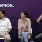 Pablo Iglesias, Irene Montero e Íñigo Errejón en el mítin "Madrid se levante", en la plaza del Museo Reina Sofía.-JOSÉ LUIS ROCA