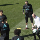 Zidane participa en un rondo con Benzema, Asensio, Varane y Marcelo.-FERNANDO ALVARADO / EFE