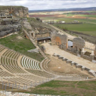 La espectacular imagen del teatro romano, escenario del Festival de Verano que comenzará el 29 de julio, da cuenta del esplendor perdido de esta ciudad.-Santi Otero