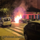 Imagen del coche en llamas en Aranda de Duero
