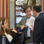 Foronda, en el centro, conversa con los ediles Gema Conde y José Antonio Antón.-RAÚL G. OCHOA
