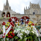 Ramos y centros florales se acumulan a los pies de Santa María.-SANTI OTERO