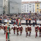 La aglomeración de personas en la plaza, en la imagen  en el momento del baile de los danzantes, obligó a realizar el baile de Gigantillos en la Plaza de San Juan y no en la cubierta del monasterio como estaba previsto.-SANTI OTERO