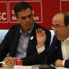 Pedro Sánchez y Miquel Iceta, este lunes en la ejecutiva del PSC.-ALBERT BERTRAN