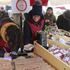 Dos miembros de Fundación Oxígeno atienden uno de los puestos del mercado ubicado en la Plaza de La Flora.-RAÚL G. OCHOA