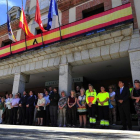 El Ayuntamiento de Las Rozas (Madrid) ha guardado este mediodía un minuto de silencio en memoria de Ignacio Echevarría, el joven español muerto en los atentados de Londres del pasado sábado.-EFE